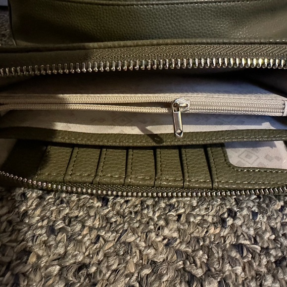 NWOT: SET:Green tote w/matching wallet - Picture 7 of 7